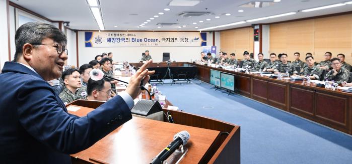 1일 계룡대 해군본부에서 열린 극지정책 발전 세미나에서 신형철 극지연구소장이 ‘북극항로, 기후위기가 만들어낸 기회와 시험대’를 주제로 발표하고 있다. 해군 제공