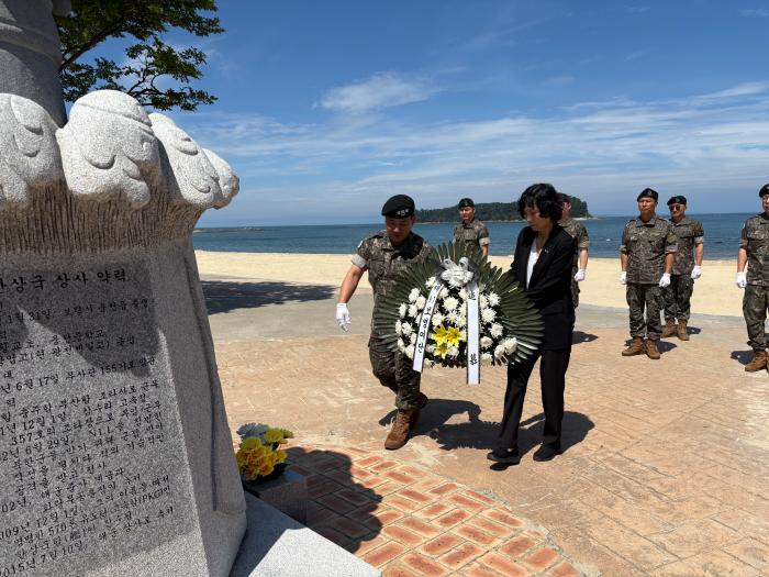 육군32보병사단 한태수(앞줄 왼쪽) 독수리여단장이 고(故) 한상국 상사 추모비에 헌화하고 있다. 부대 제공