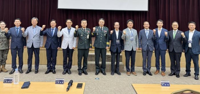 육군탄약지원사령부가 1일 개최한 병기병과 창설 79주년 기념행사 참석자들이 군수혁신 선도를 다짐하며 파이팅을 외치고 있다. 부대 제공