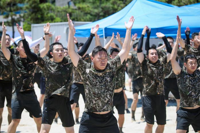 모래사장에서 유격체조를 하는 장병들.