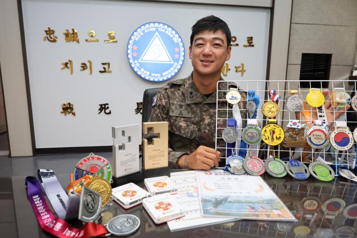 윤 소령이 마라톤대회에서 받은 메달과 헌혈유공패.조종원 기자
