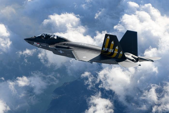 KF-21 시제 4호기가 비행하는 모습. KAI 제공