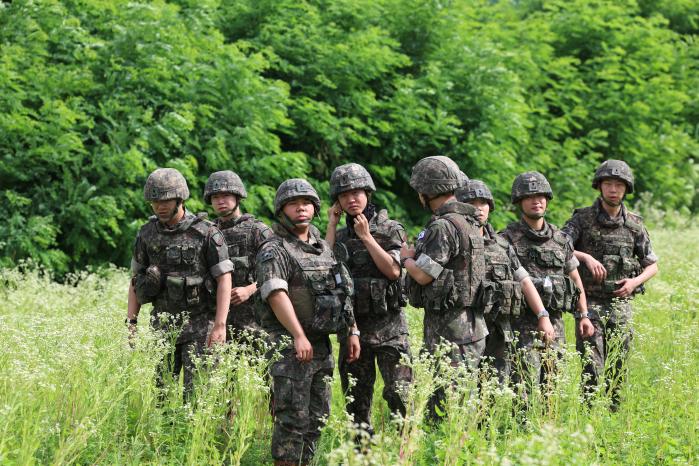 훈련을 참관하는 17보병사단 신임 포병장교들.