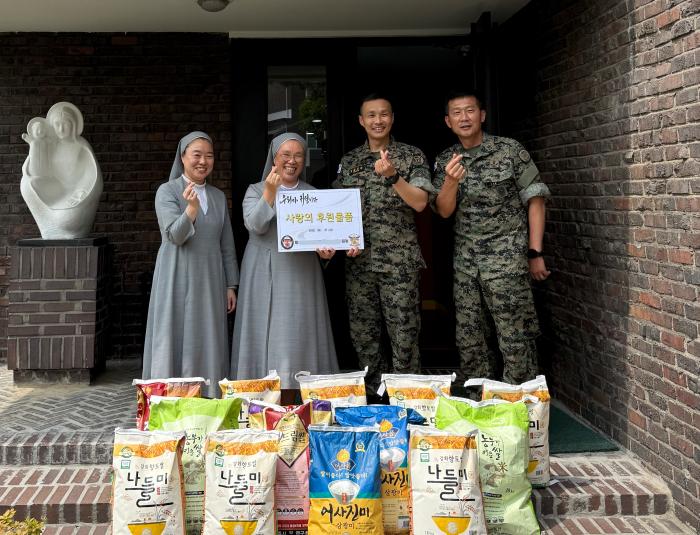 육군특전사 귀성부대 멧돼지대대 남궁지윤(오른쪽 둘째) 대대장과 박의배(맨 오른쪽) 주임원사가 해성보육원에 쌀을 기부하고 기념촬영을 하고 있다. 부대 제공