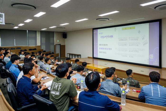 육군53보병사단이 2일 개최한 국가중요시설 방호위원회에서 참석자들이 발표 내용을 듣고 있다. 사진 제공=장정우 군무주무관
