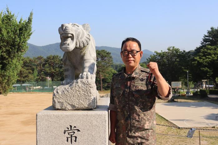 육군8기동사단 맹호대대 강형구 원사가 부대 상징물 앞에서 파이팅 포즈를 취하고 있다. 사진 제공=엄다희 중위