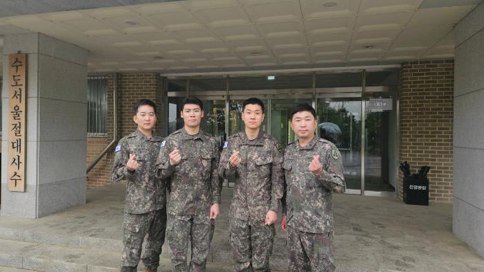 교통사고 현장에서 위험에 처한 시민을 구한 육군52보병사단 천마여단 장병들. 왼쪽부터 양기전 상사, 장석현 하사, 이명관 중사, 김도훈 상사. 부대 제공