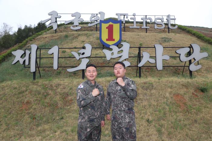 민간 차량 화재를 진압한 육군1보병사단 백곰대대 김진용(왼쪽) 중사와 조현우 병장. 사진 제공=강나루 군무주무관