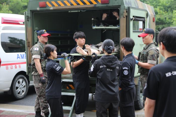 원광보건대 의무부사관과 학생들이 국군의무학교 위탁훈련 중 환자후송법을 배우고 있다. 부대 제공