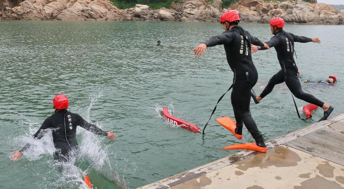 2일 인천시 중구 을왕동 왕산마리나에서 부평소방서 119구조대원들이 여름철 수난사고 대비 인명 구조훈련을 하고 있다. 연합뉴스