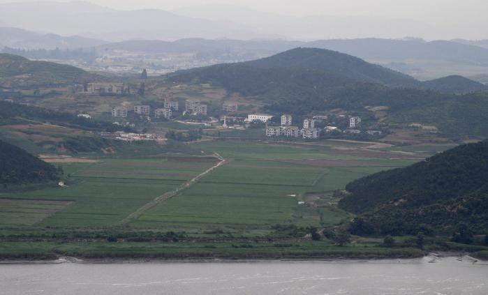 2일 경기 김포시 애기봉평화생태공원 내 조강전망대에서 바라본 북한 선전마을의 모습. 사진=조아미 기자·국방일보 DB