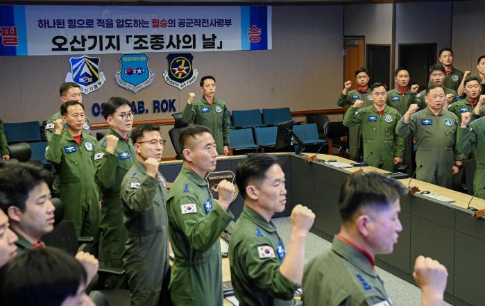 공군작전사령부가 3일 개최한 조종사의 날 결의대회에서 김형수(가운데) 사령관과 조종사들이 한자리에 모여 조종사의 신조를 외치고 있다. 부대 제공