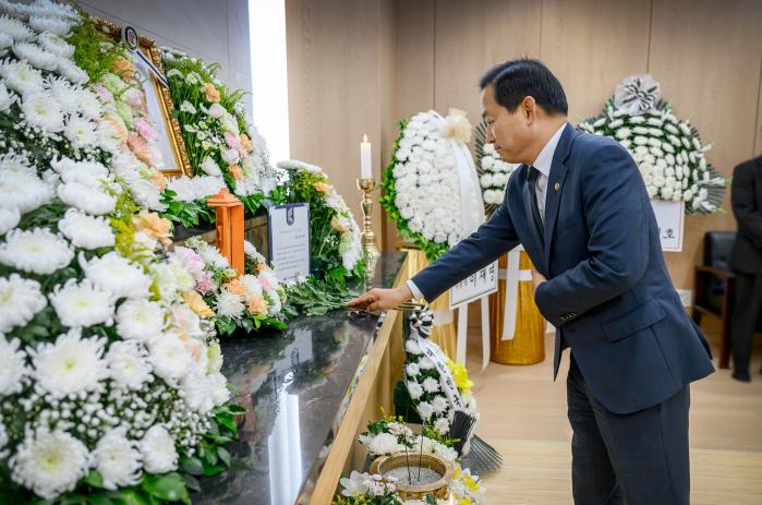 이두희 국방부 장관 직무대행이 귀환 국군포로인 고(故) ○○○님의 별세 당일인 2일 고인의 빈소를 찾아 조문하고 있다. 국방부 제공