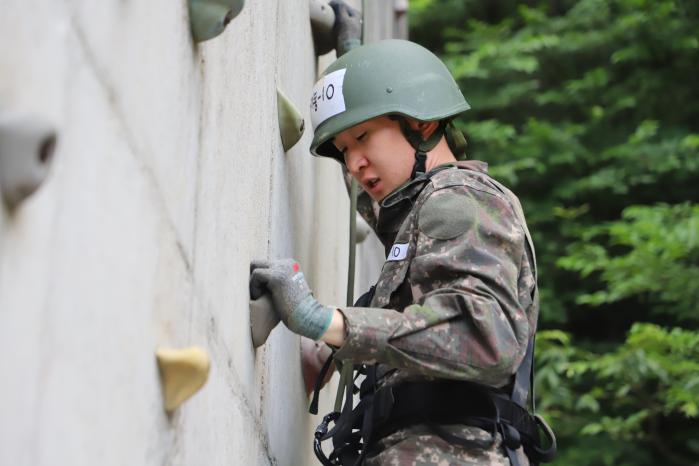 육군35보병사단 장병이 부대에서 열린 혹서기 유격훈련 중 인공 암벽 오르기를 하고 있다. 부대 제공