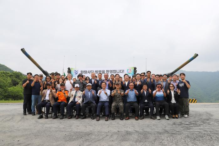 육군11기동사단이 3일 강원 홍천군 매봉산훈련장에서 개최한 지역 안보관계관과 주민 초청행사 참석자들이 기념사진을 찍고 있다. 부대 제공
