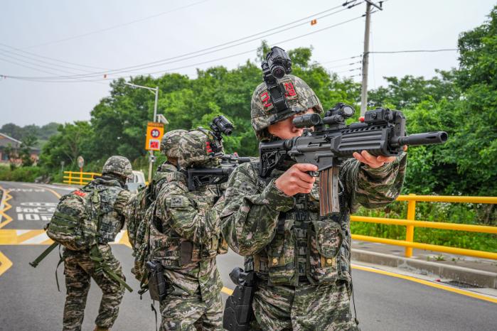 해병대6여단 장병들이 2일 열린 합동 대테러 훈련에서 폭발물 원점 보존을 위해 경계하고 있다. 부대 제공