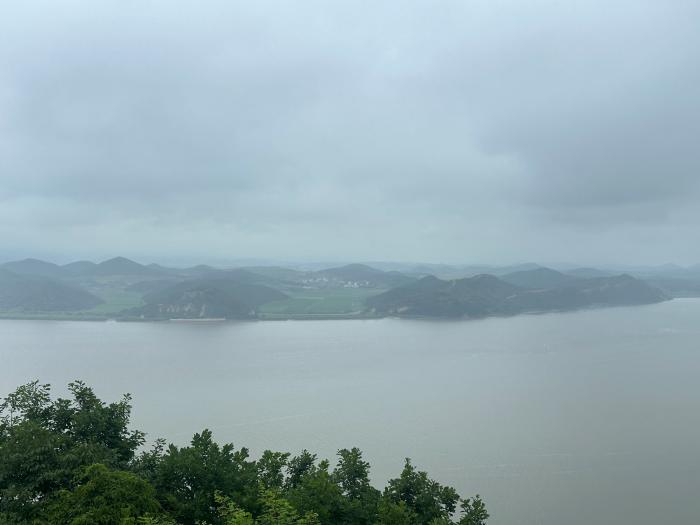 불과 1.4㎞ 정도 떨어져 있어 흐린 날씨임에도 북한 황해도 개풍군 일대와 한강하구 중립수역을 선명하게 볼 수 있다. 사진=조아미 기자·국방일보 DB