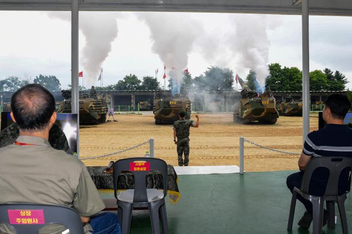 해병대2사단 상륙돌격장갑차들이 기동시범을 준비하고 있다. 부대 제공