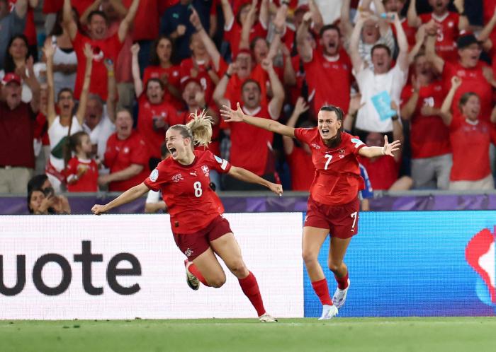 3일(한국시간) 스위스 바젤의 세인트 야콥 파크에서 열린 유럽축구연맹(UEFA) 여자 유로 2025 대회 개최국 스위스와 노르웨이의 첫 경기에서 스위스의 나딘 라센(왼쪽)이 전반 28분 선제골을 터뜨린 뒤 환호하고 있다. 하지만 스위스는 후반전에 내리 2골을 내줘 역전패했다. 유럽 여자축구 최강을 가리는 이번 대회는 16개 국가가 참가해 28일까지 스위스 8개 도시에서 열린다. 로이터·연합뉴스