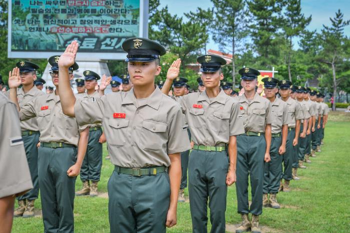 3일 해병대교육훈련단 행사연병장에서 거행된 해병대 신병 1318기 수료식에서 신병들이 수료 선서를 하고 있다. 부대 제공