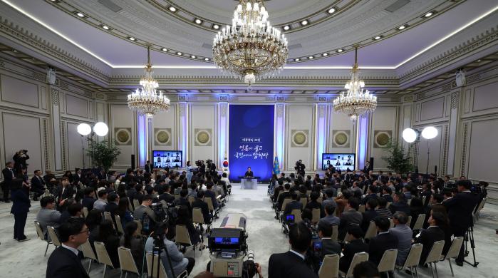이재명 대통령이 3일 청와대 영빈관에서 열린 취임 30일 기자회견 ‘대통령의 30일, 언론이 묻고 국민에게 답하다’에서 기자의 질문에 대답하고 있다. 연합뉴스