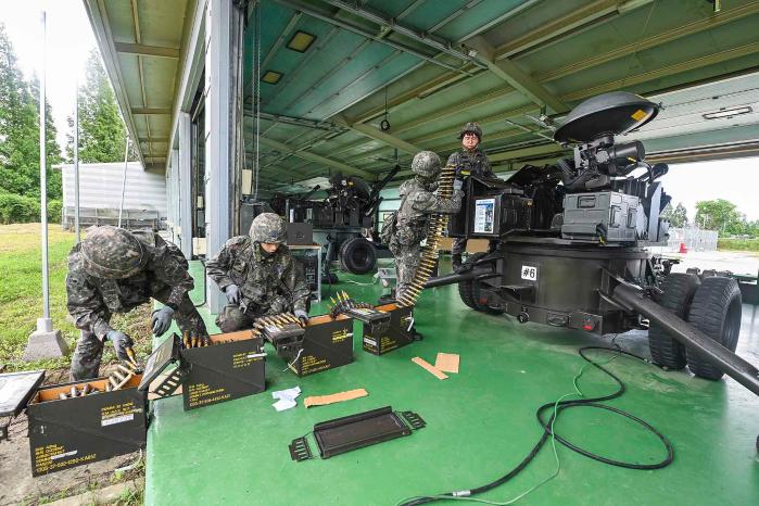 공군20전투비행단 장병들이 25-2차 전투태세훈련 중 발칸 전개훈련을 하고 있다. 사진 제공=이재민 중사