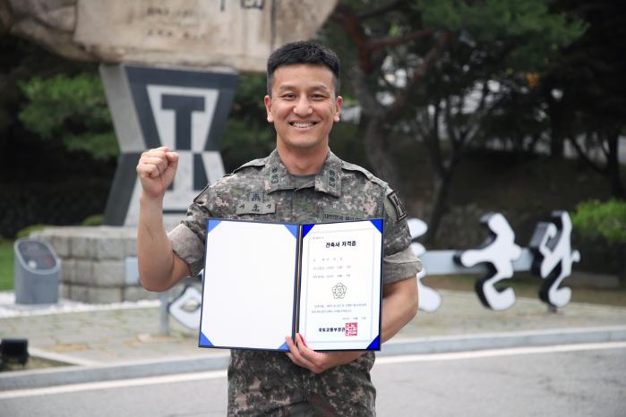 3년 도전 끝에 건축사 자격증을 취득한 육군1군단 서동성 중령. 부대 제공