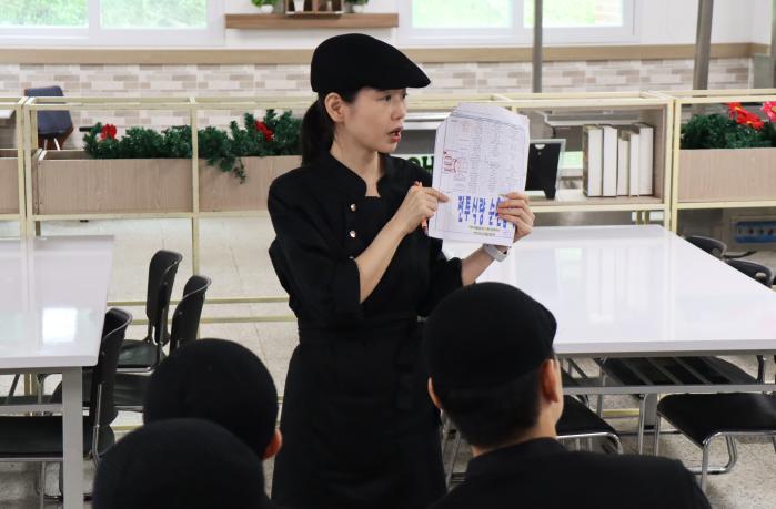 우수 병영식당으로 선정된 횃불식당의 김혜성 급양관리관이 조리병과 함께 잔반량을 분석하고 있다. 부대 제공