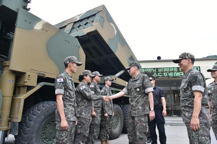 김명수 합참의장이 지난 4일 육군수도포병여단 천무부대를 방문해 화력대비태세를 점검한 뒤 장병들을 격려하고 있다. 합참 제공