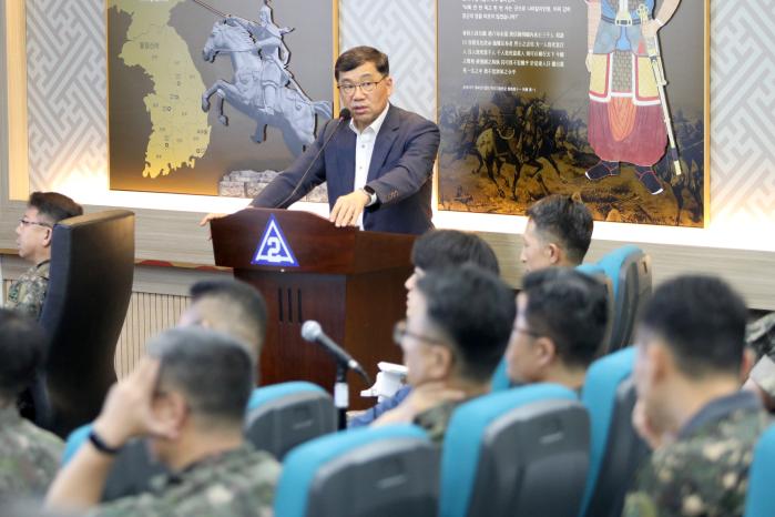 강창봉 항공안전기술원 미래항공본부장이 ‘육군 드론 통합관제체계 발전 방향 토의’에서 드론 교통관리체계를 설명하고 있다. 부대 제공