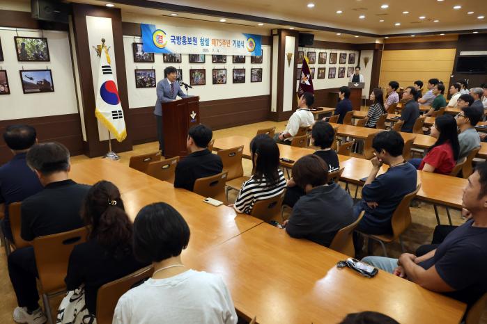 국내 유일의 국방안보 전문 미디어 기관인 국방홍보원이 지난 4일 창설 75주년을 맞았다. 홍보원은 국방일보와 KFN TV, KFN 라디오를 운영하며 군에 대한 국민의 이해와 신뢰도를 높여왔다. 채일 원장이 원내에서 열린 기념식에서 국방홍보원 비전을 공유한 뒤 각자의 자리에서 최선을 다해 줄 것을 당부하고 있다. 조종원 기자