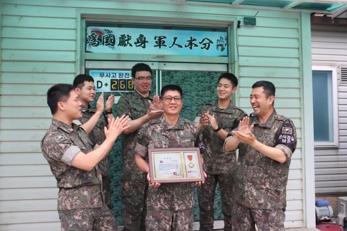동료들 축하를 받는 육군5보병사단 표범여단 이수현 상사. 부대 제공