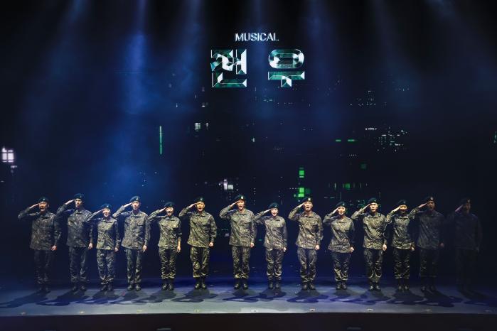 육군 기획공연 ‘전우’ 출연 배우들이 지난 3일 계룡문화예술의전당에서 열린 첫 공연 후 관객들에게 거수경례로 인사하고 있다.