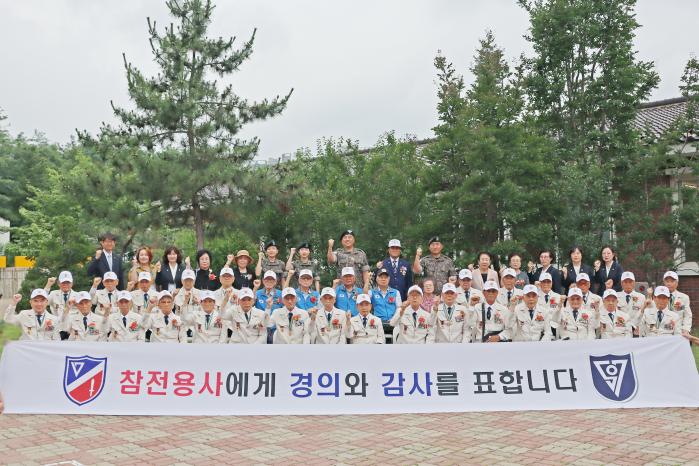 지난 4일 육군17보병사단 미추홀여단에서 6·25 참전용사와 장병들이 함께 기념촬영을 하고 있다. 부대 제공