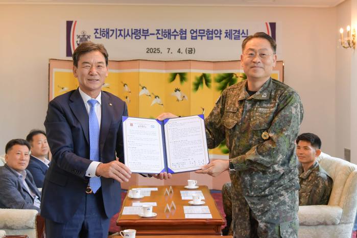 지난 4일 열린 해군진해기지사령부·진해수협 업무협약 체결식에서 한승우(오른쪽) 진해기지사령관과 김일용 진해수협 조합장이 협약서를 들어 보이고 있다. 사진 제공=남호 중사