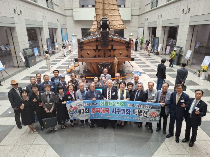 서울 용산구 전쟁기념관에서 열린 ‘제3회 호국애국 시·수필화전’ 개막식 참석자들이 기념촬영하고 있다. 화랑대문인회 제공