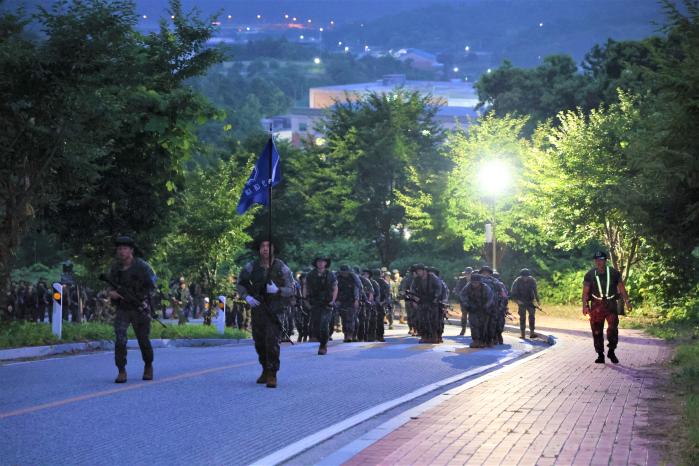 육군학생군사학교에 입교한 학군사관 후보생들이 새벽에 훈련장으로 이동하고 있다. 부대 제공