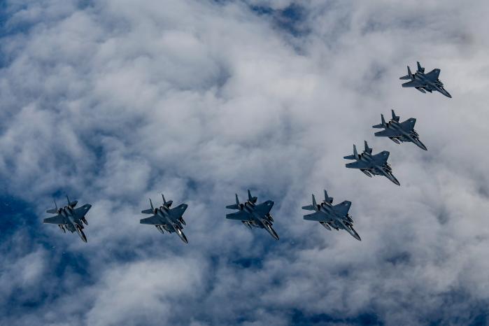 공군11전투비행단 F-15K 편대가 조종사들의 실전 기량을 향상하기 위해 자체 추진하는 공중훈련인 비수(PISU)훈련을 하고 있다.