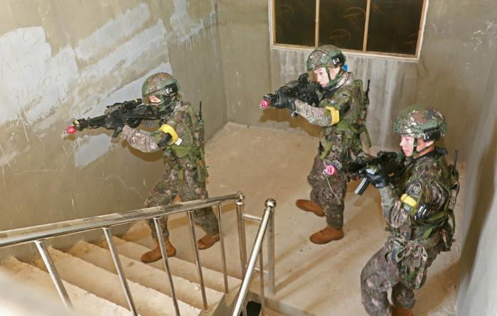 육군35보병사단 기동대대 장병들이 8일 육군보병학교 도시지역작전 훈련장에서 건물 내부를 탐색하고 있다. 부대 제공