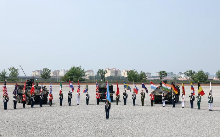 8일 경기 평택시 캠프 험프리스에서 열린 유엔군사령부 창설 75주년 기념행사에서 회원국 국기가 도열해 있다.
