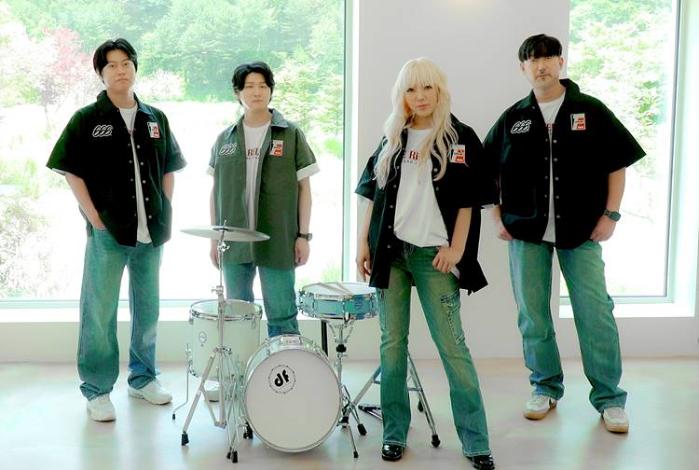 밴드 더더. 왼쪽부터 베이시스트 정명성, 드러머 노윤영, 보컬 이현영, 기타 및 프로듀서 김영준. 사진=우먼앤맨스