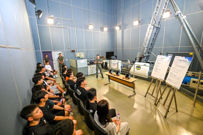 공군사관학교가 진행한 ‘2025년 대학생 항공우주캠프’에서 공군항공우주의료원 훈련센터를 방문한 대학생들이 비상탈출 훈련 수업을 받고 있다. 사진 제공=김종빈 일병