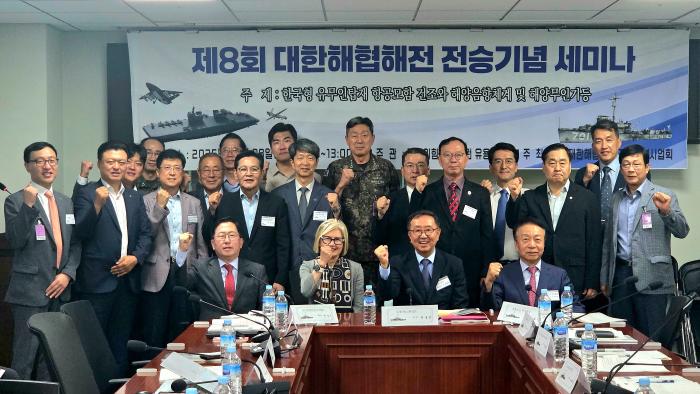 국회 외교통일위원회 유용원(앞줄 맨 왼쪽) 의원이 8일 오전 열린 ‘한국형 유·무인 전력 탑재 항공모함 건조와 무인 해양전력 건설 방안 세미나’에서 주요 참석자들과 기념촬영하고 있다. 유용원 의원실 제공