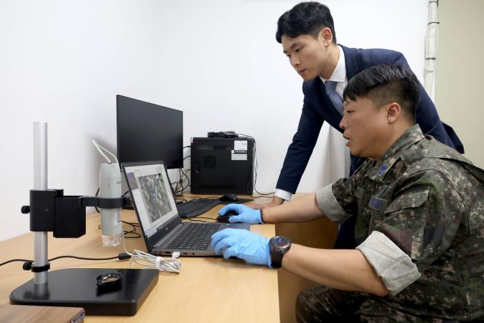 마약범죄수사센터 진주 분원 박민석 마약 전담 군검사와 이재혁 검찰수사관이 전자현미경을 통해 확인된 대조군의 형태에 대해 의견을 나누고 있다.