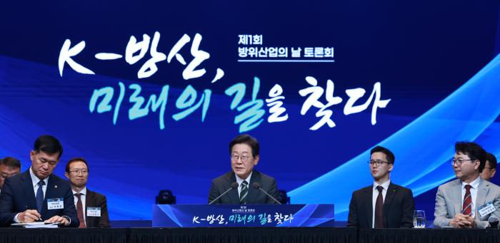 이재명 대통령이 8일 서울 용산구 그랜드하얏트 서울에서 제1회 방위산업의 날과 연계해 열린 토론회 ‘K방산, 미래의 길을 찾다’에 참석해 발언하고 있다. 연합뉴스