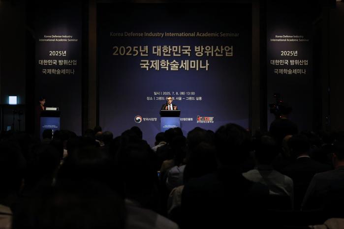 제1회 방위산업의 날 행사 주간의 하나로 열린 ‘2025 대한민국 방위산업 국제학술 세미나’에서 마이클 바카로 미 국무부 국방수출통제국장이 기조연설을 하고 있다.