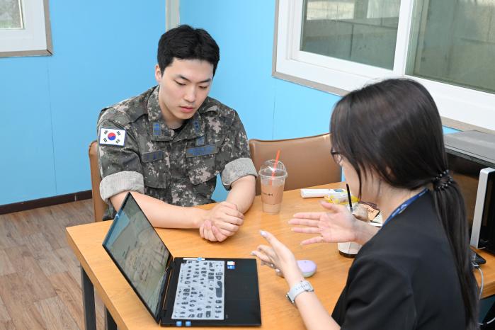 8일 공군3미사일방어여단 장병이 금융전문가에게 재무상담을 받고 있다. 사진 제공=천강현 병장