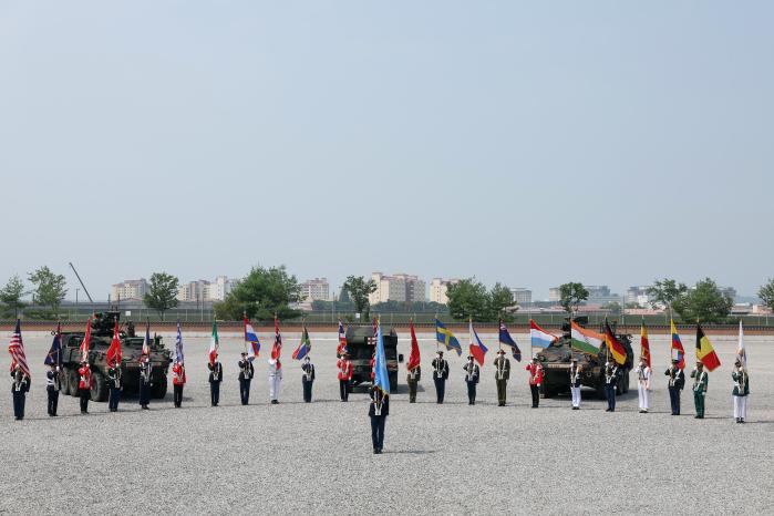 8일 경기 평택시 캠프 험프리스에서 열린 유엔군사령부 창설 75주년 기념행사에서 회원국 국기가 도열해 있다.