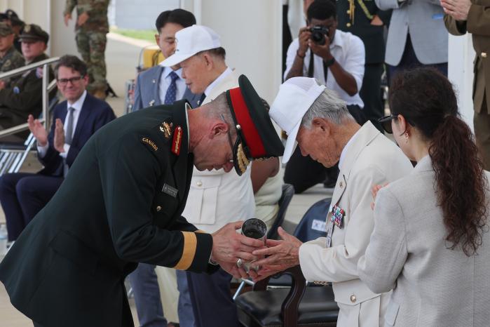참전용사에게 기념품을 전달하는 데릭 매콜리 유엔사 부사령관.