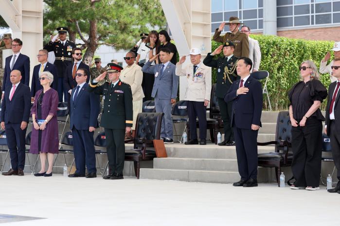 데릭 매콜리 부사령관과 이희완 국가보훈부 차관 등 참석자들이 국기에 대한 경례를 하고 있다.